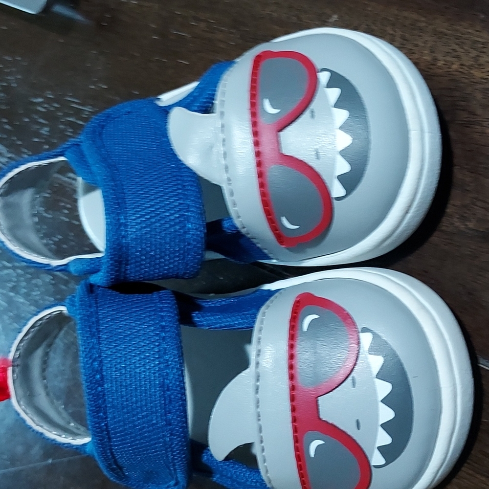 🤎2/$10 or 5/$20 Shark Sandals Barely Worn size 3